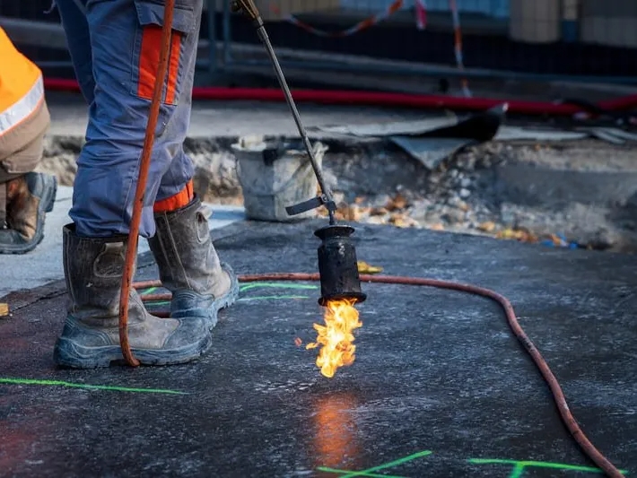Travaux de voirie avec un chalumeau