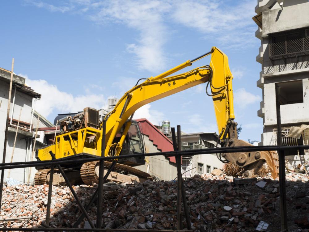 Pelleteuse démolissant un bâtiment